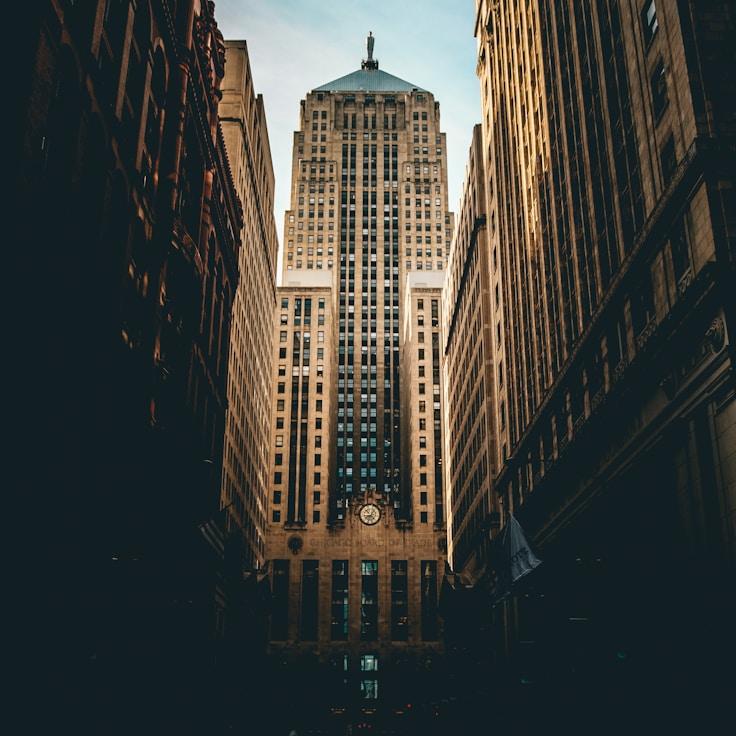 Parents evaluating schools in France